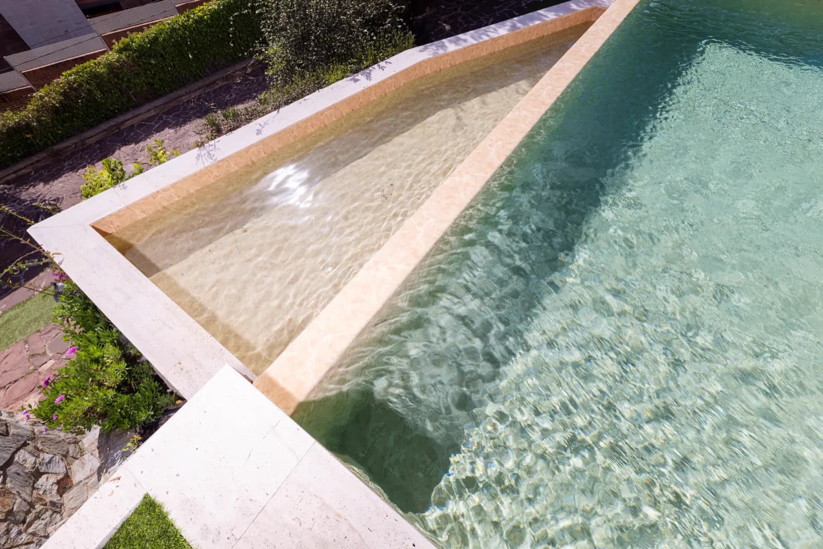 Piscine équipée de la membrane Alkorplan Alive, coloris Bhumi