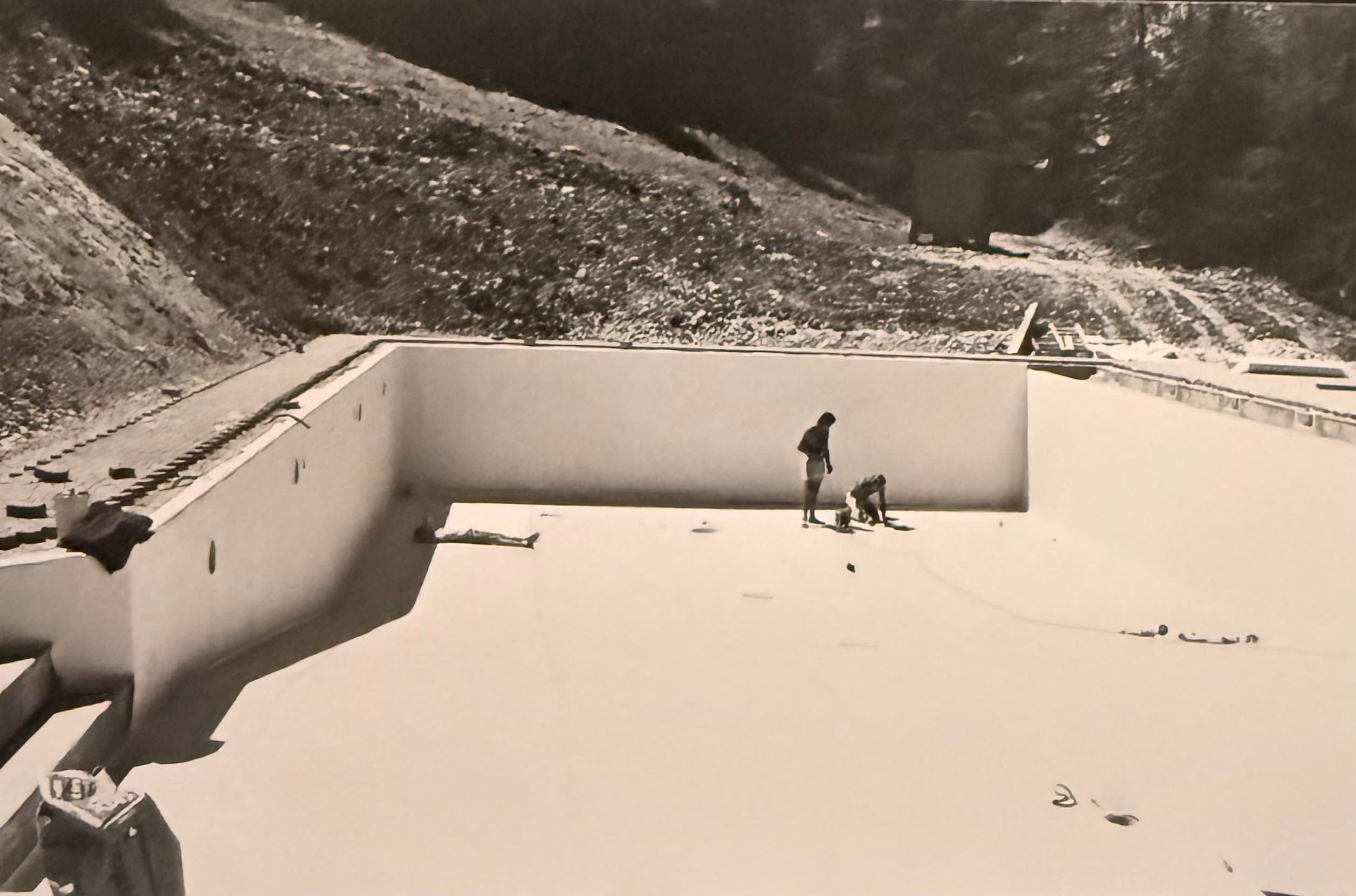 Préparation du support de bassin avant pose, années 1970