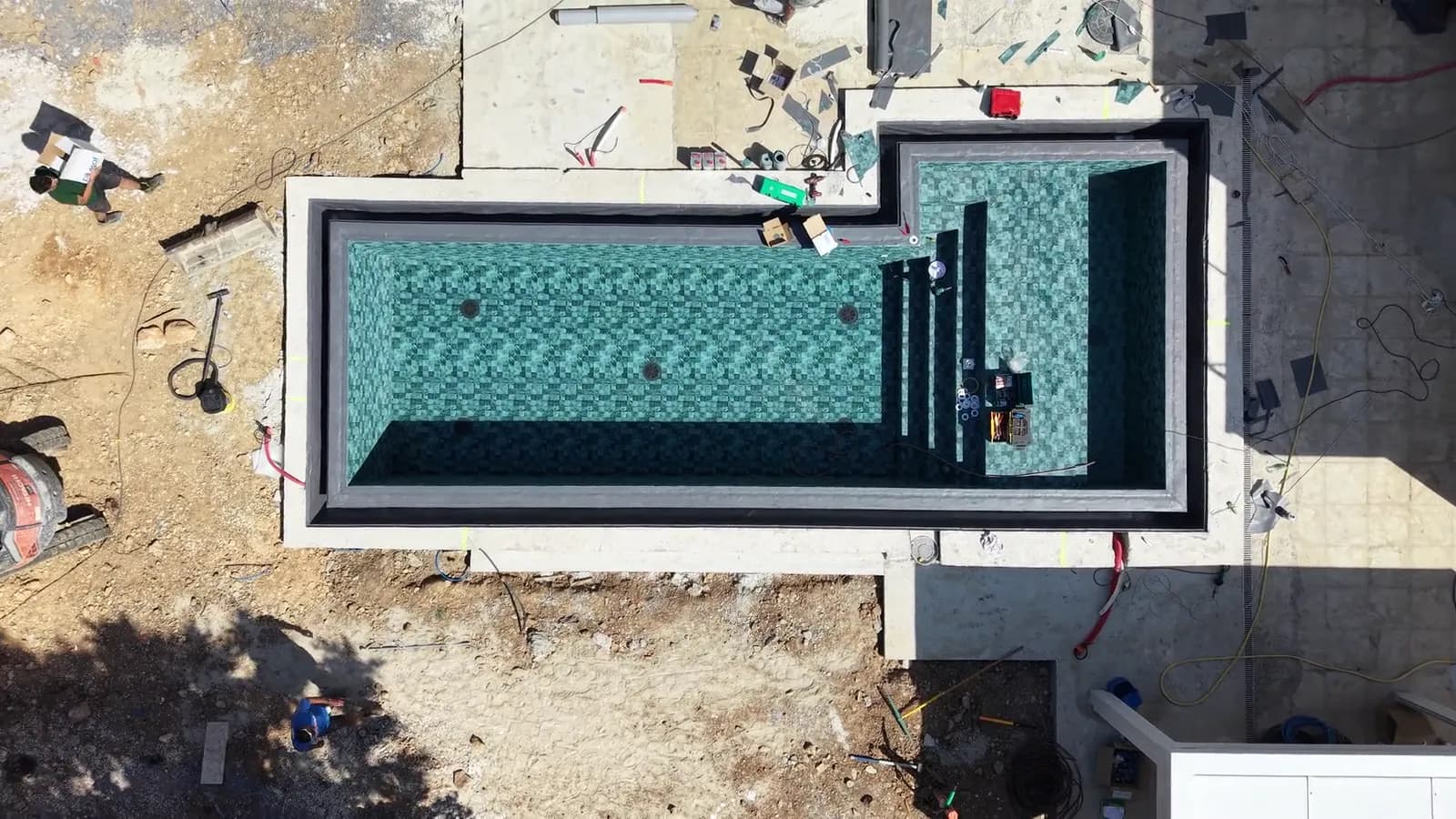 Les lés posés selon le calepinage — vue verticale du chantier